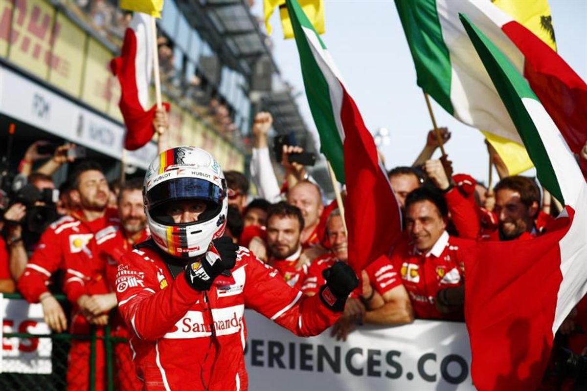 Vettel races Hamiltion to Australian GP win